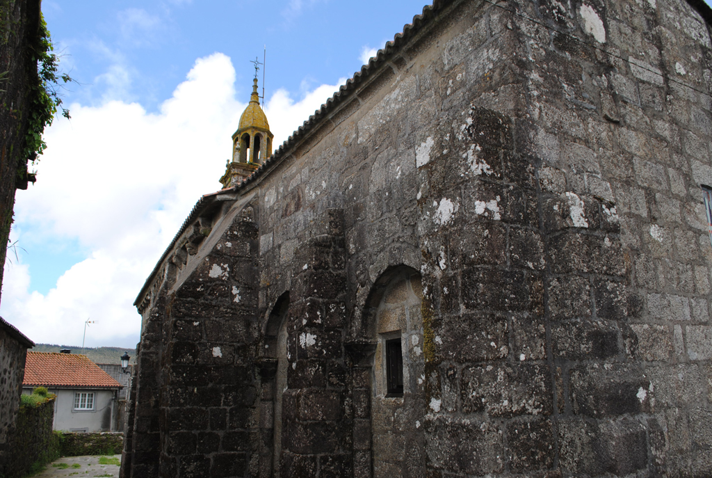 Contrafortes Muro Sur Igrexa de San Antolín de Baíñas
